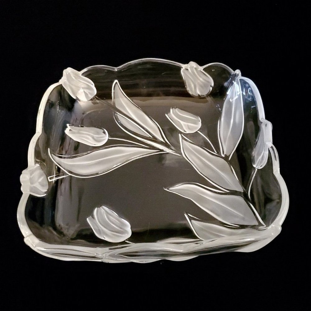Beautiful 3D Tulip Crystal Clear Glass Scalloped Square Serving Bowl 10"
